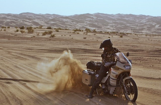 Jasper themototraveler, Spinning wheels in the sand.